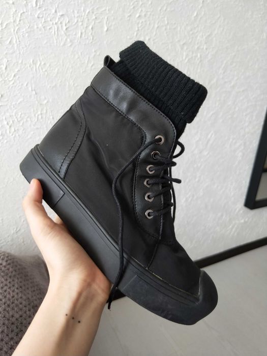 Продам женские ботинки