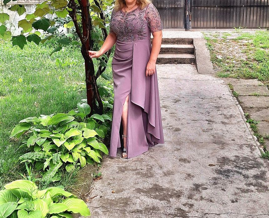 Rochie elegantă, potrivită pentru un botez sau nuntă.
