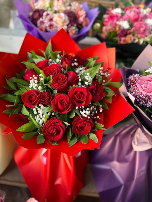 tabiy jivoy buket gullar atirgul romashka