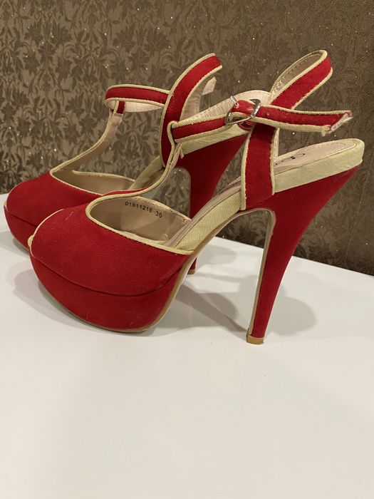 Красные босоножки на каблуке