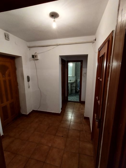 Vând apartament 2 camere onesti str.emil rebleanu
