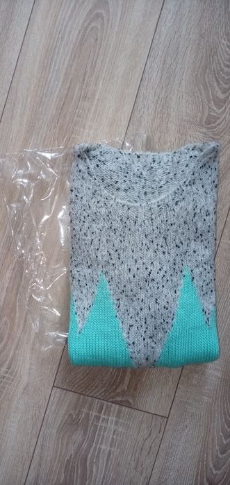 Нов вълнен пуловер р-р М