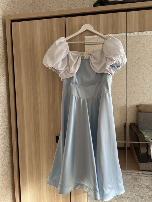 Вечернее пышное голубое платье