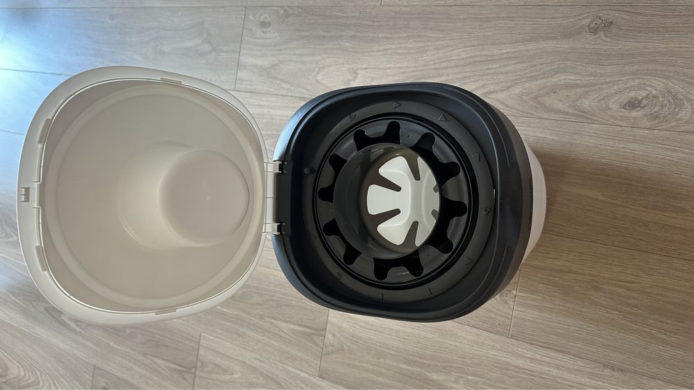 Продавам почти като нов кош за памперси Tommee Tippee