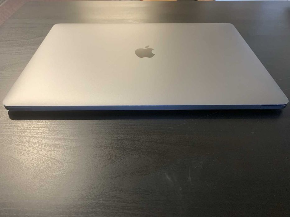 MacBook Pro 15 инча с нова батерия (само 1 цикъл на зареждане)