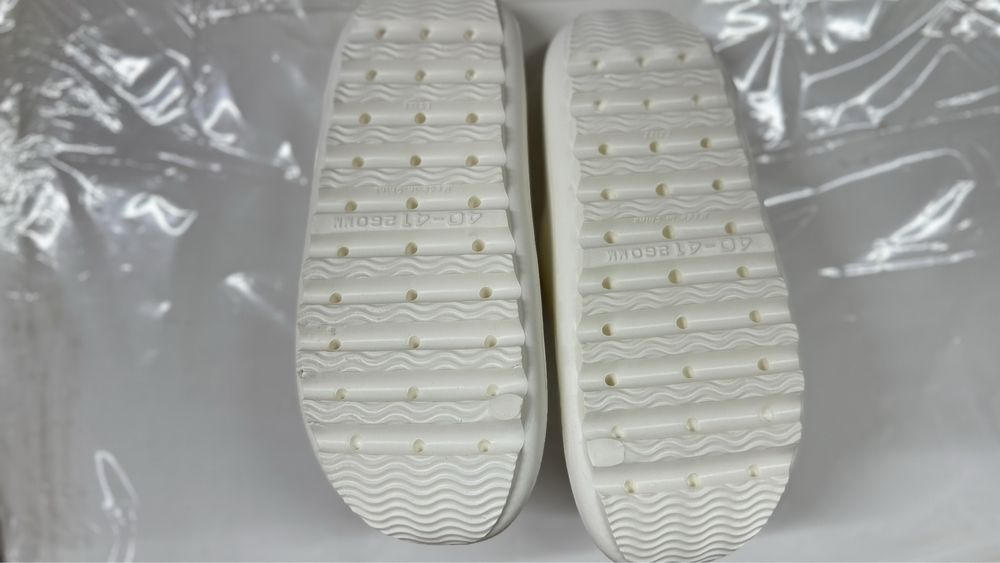 Шлепанцы изики ,сланцы