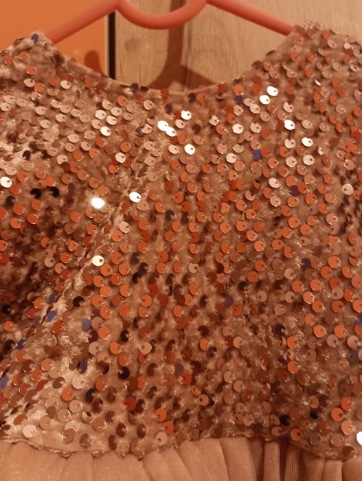 Комплект розови рокли за майка и дъщеря от кадифе с пайети и тюл!