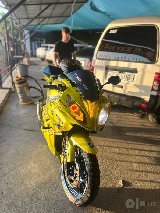 Мотоцикл 400cc.