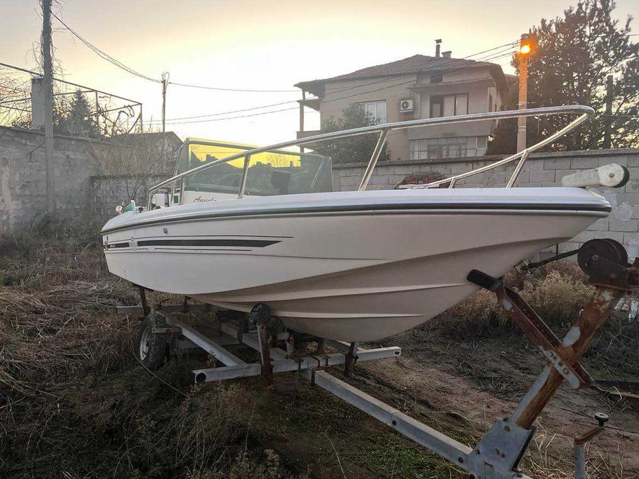 Продавам моторна лодка