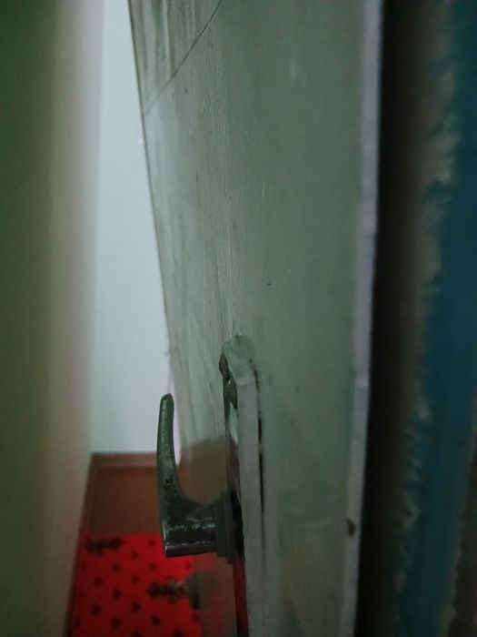 Дверь железная мощная ,замок ,задвижка