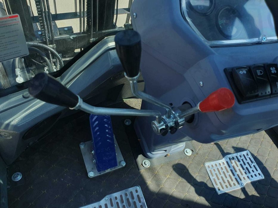 Vand stivuitoare 4x4 de 3,5T si 5T