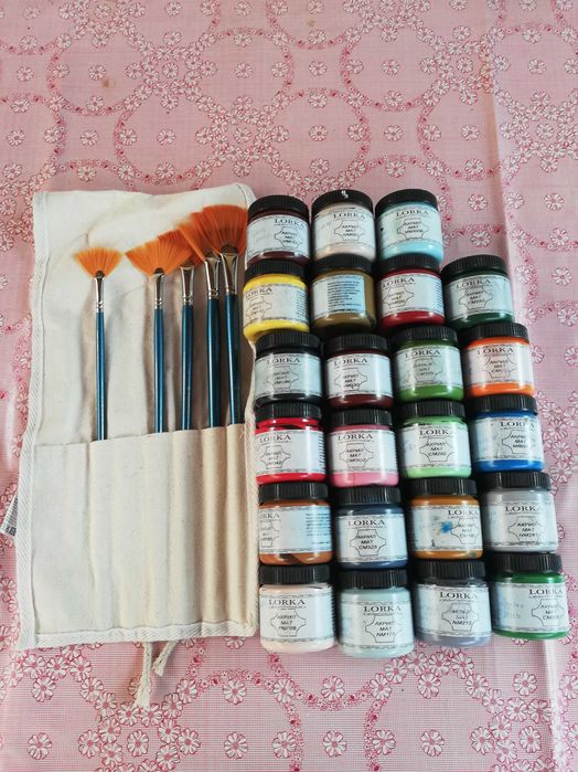 Бой и четки за рисуване