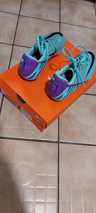 Детски футболни обувки, бутонки