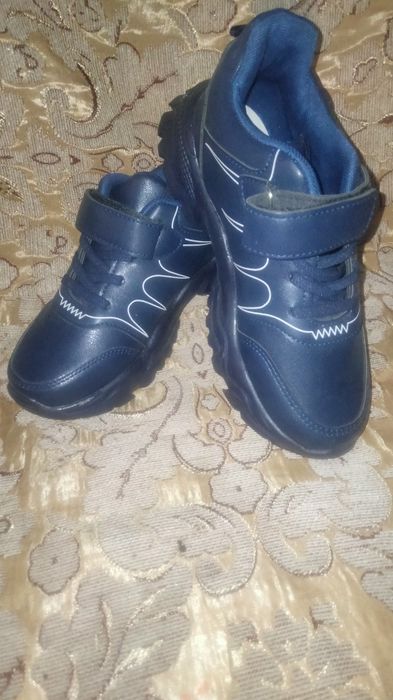 Продам кроссовки детские новые