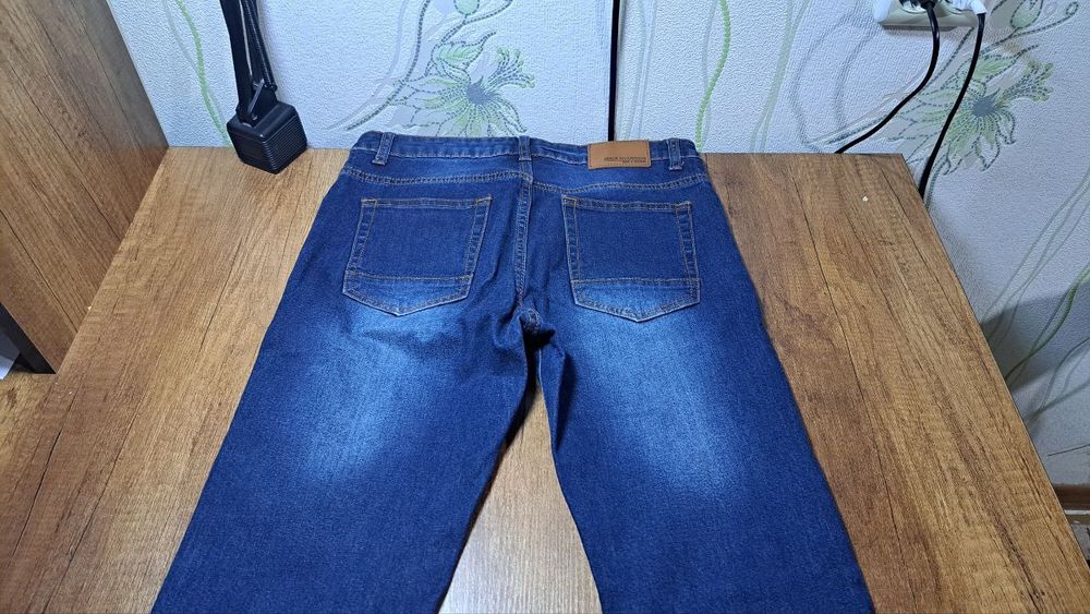тёмно-синие джинсы