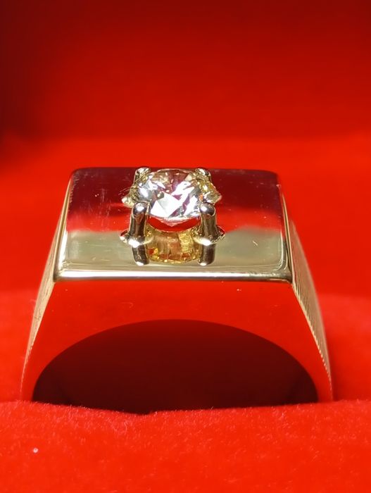 Золотой перстень 750 пробы с бриллиантом