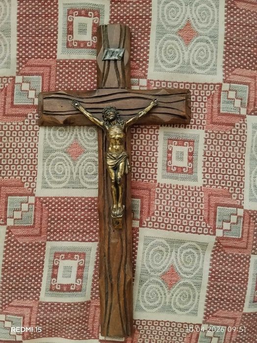 Дървен кръст с разпятие