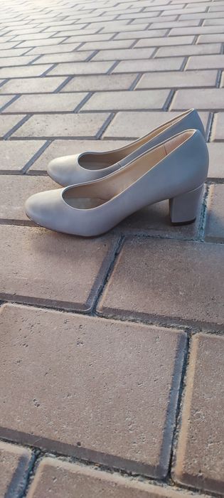 Vand pantofi comozi nude