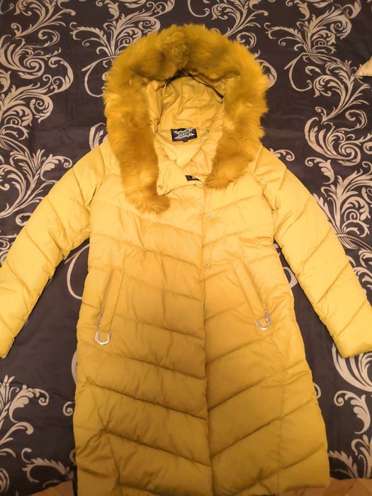 Дамско яке с пухена яка
