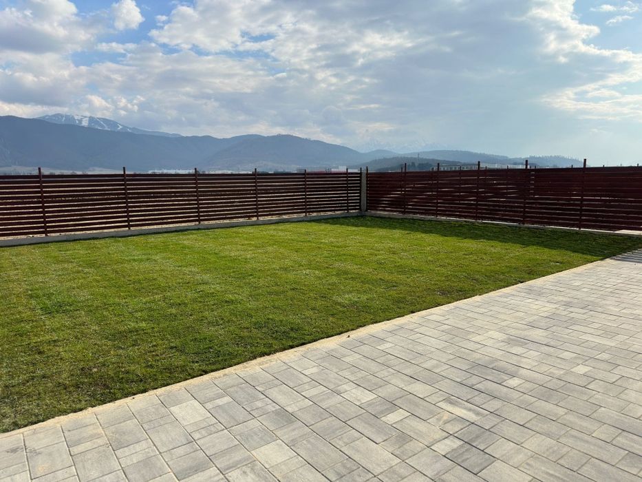 Amenajare gradina cu gazon,pavaj și plante ornamente