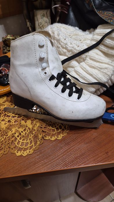 Коньки фигурные.