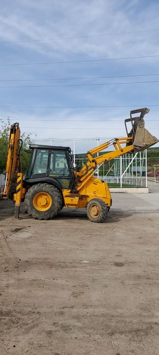 Închiriez utilaje (excavator, cilindru compactor, miniexcavator)