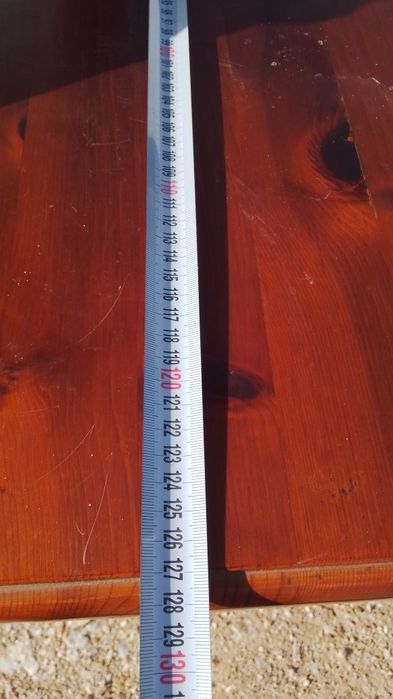 Дървена маса с пейки