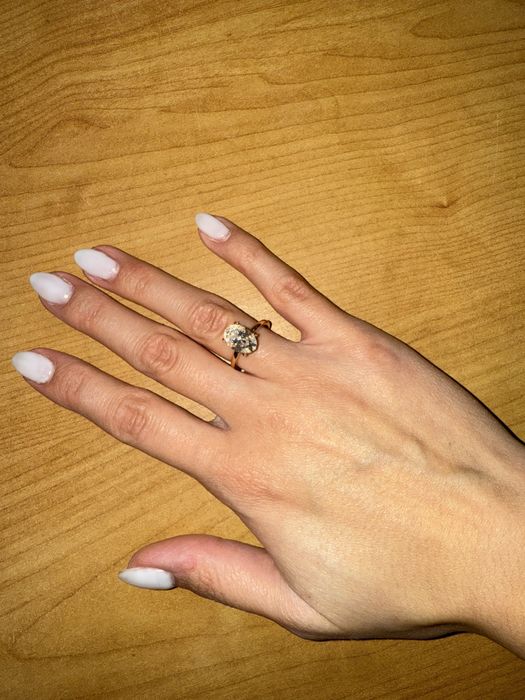 Златен годежен пръстен с диамант мойсанит