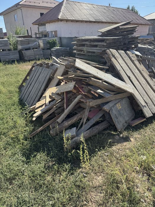 Дрова, доски, поддоны.