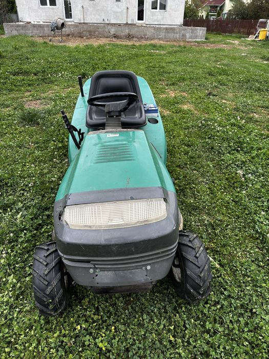Tractoras de tuns gazonul