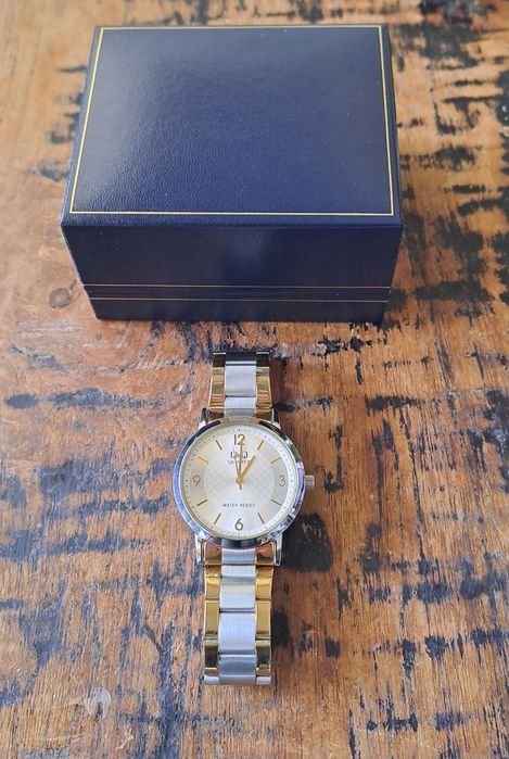 часовник Q&Q позлатен и сребрист кварцов с каишка неръждаема стомана