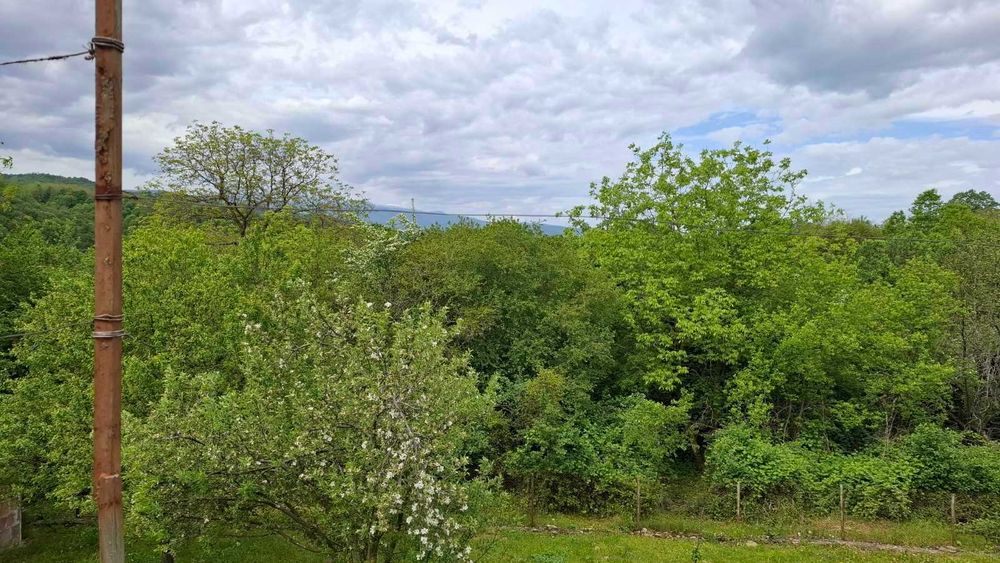 Продава масивна къща в село на 13 км от Габрово