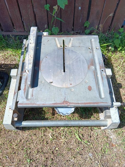 Fierăstrău circular cu masă (banc de tăiat)