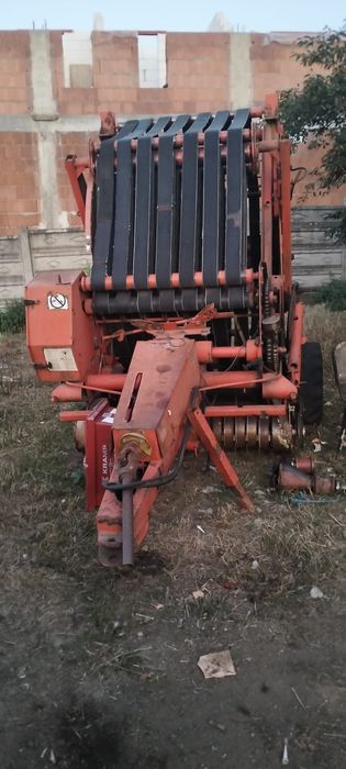 Vând balotieră Hesston 570