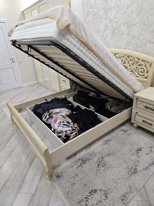 Продается спальный гарнитур