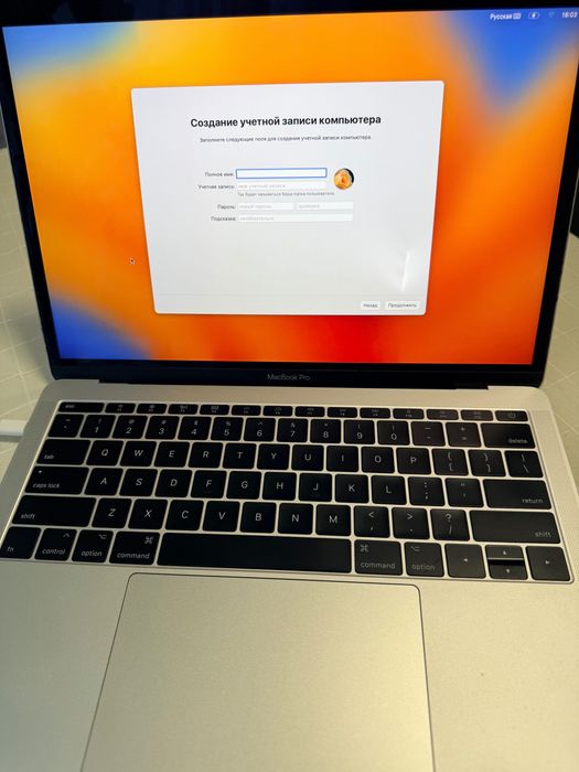 MacBook Pro 13” 2017 + зарядно, работещ, с дефект на дисплея