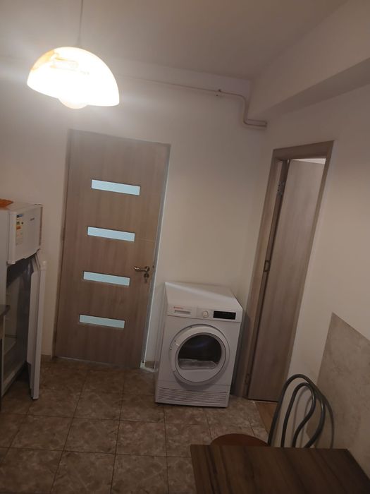 Închiriez garsoniera.