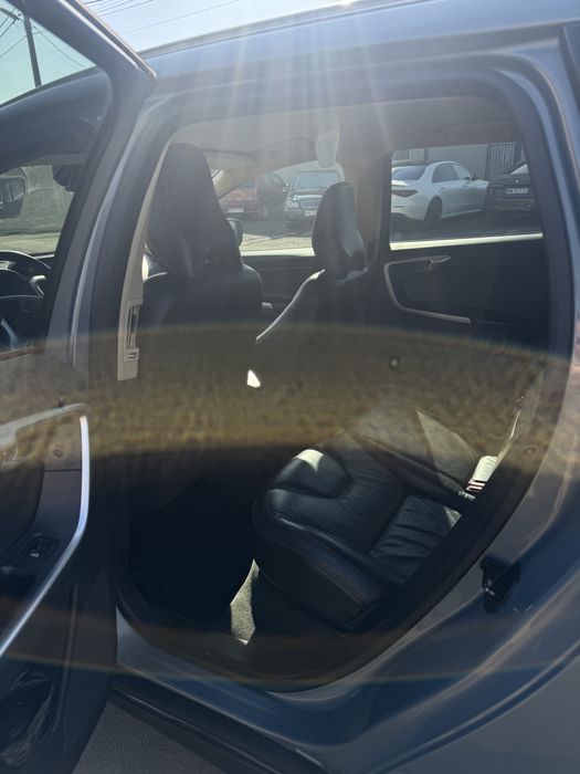volvo xc 60 albastru
