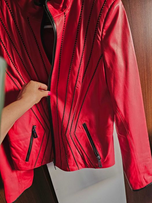 Червено кожено яке