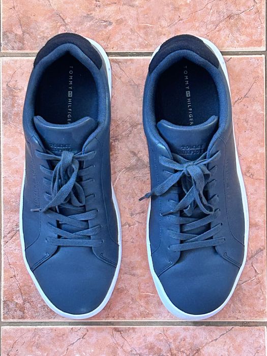 Vând pantofi noi sport piele “Tommy Hilfiger”