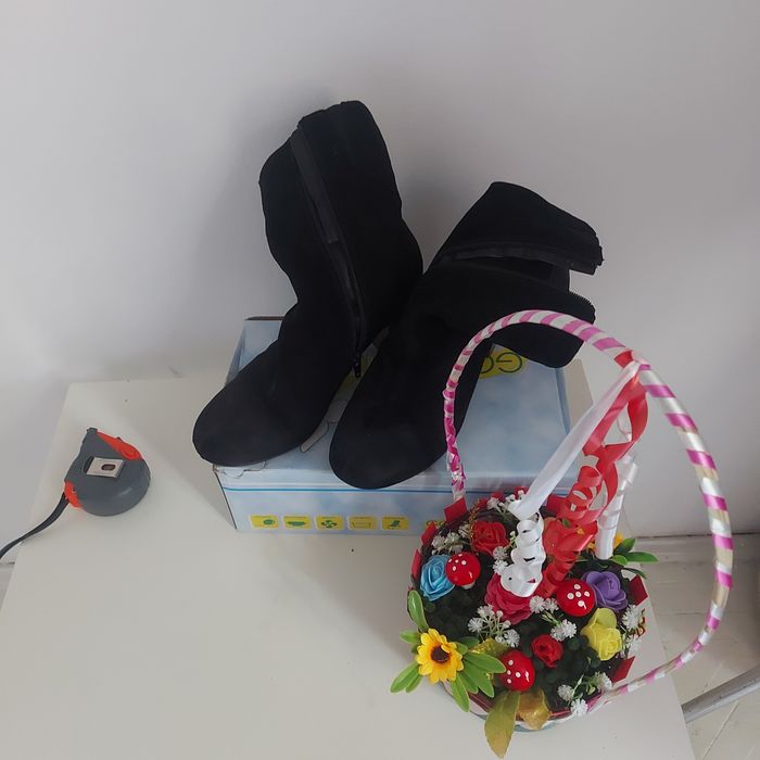 Vind o pereche de botine cu fermoare în interior.