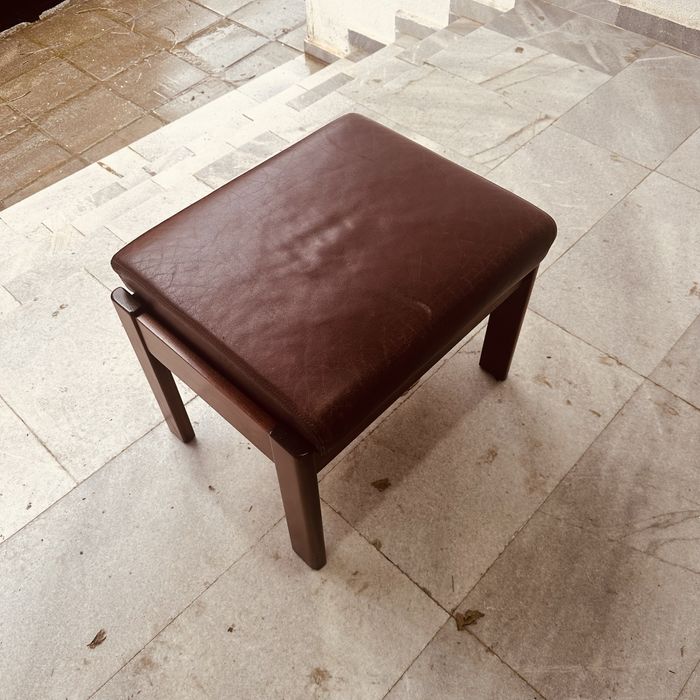 Датска винтидж табуретка с място за съхранение – естествена кожа