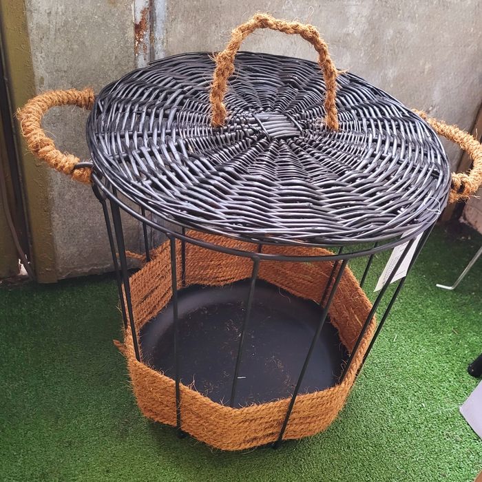 Ръчно изработени кош маса и кош за дърва пред камина