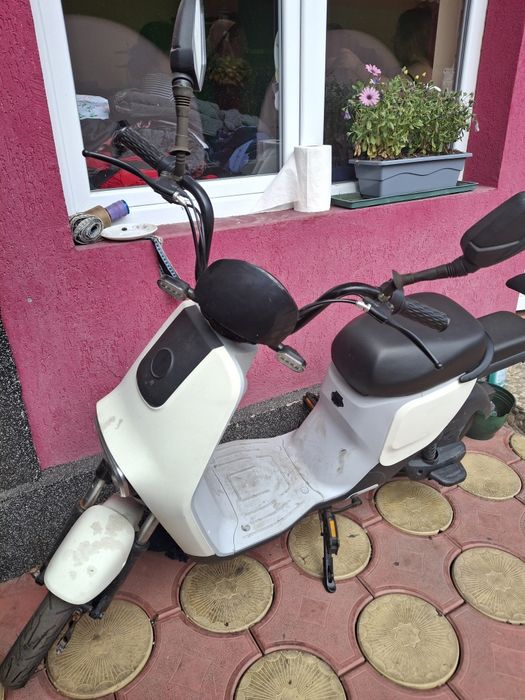Moped scuter  1000lei