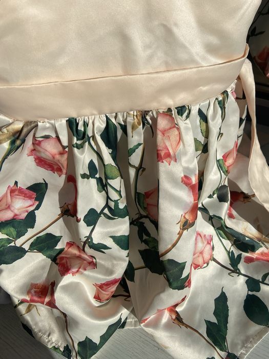 Красива, официална детска рокля за 6-7 години, има нужда от корекция