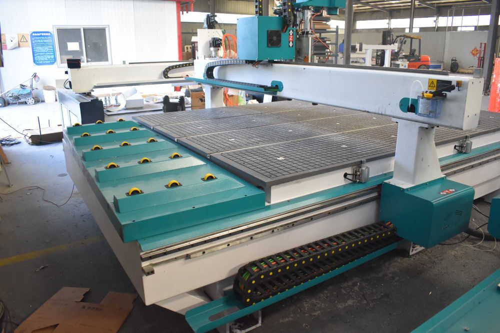 Router CNC cu 3 motoare si masa cu vacuum