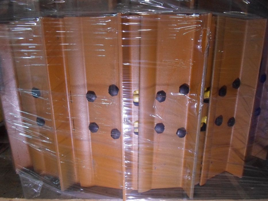 Металлическая гусеница бульдозера