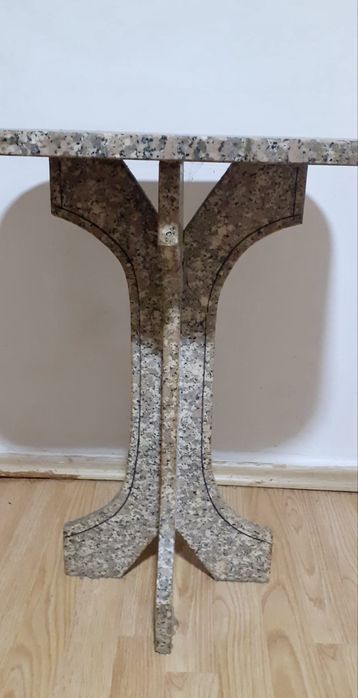 Masă din granit masiv, lucrată manual – piesă unicat