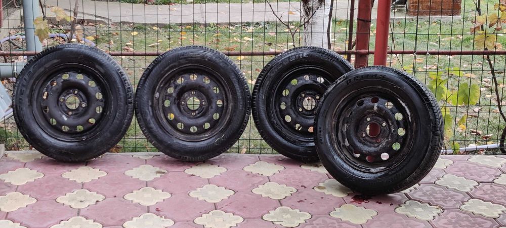 Vând 4 cauciucuri de vara Petlas si jantele aferente 500 lei