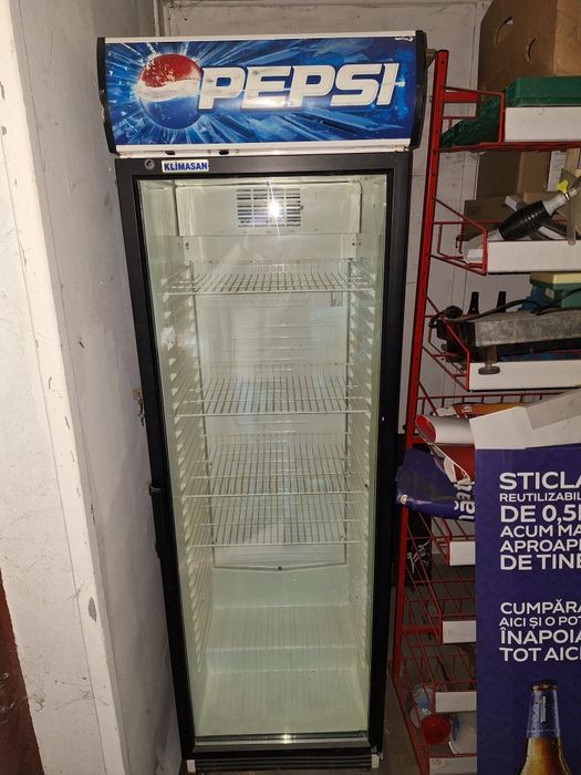 Vând vitrină frigorifica si rafturi